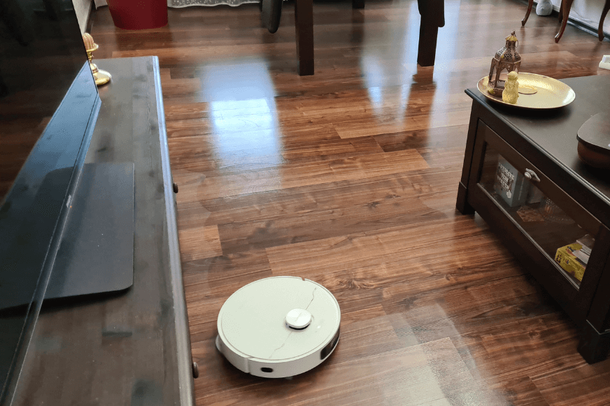 Робот-пылесос Dreame убирает ламинированный пол.